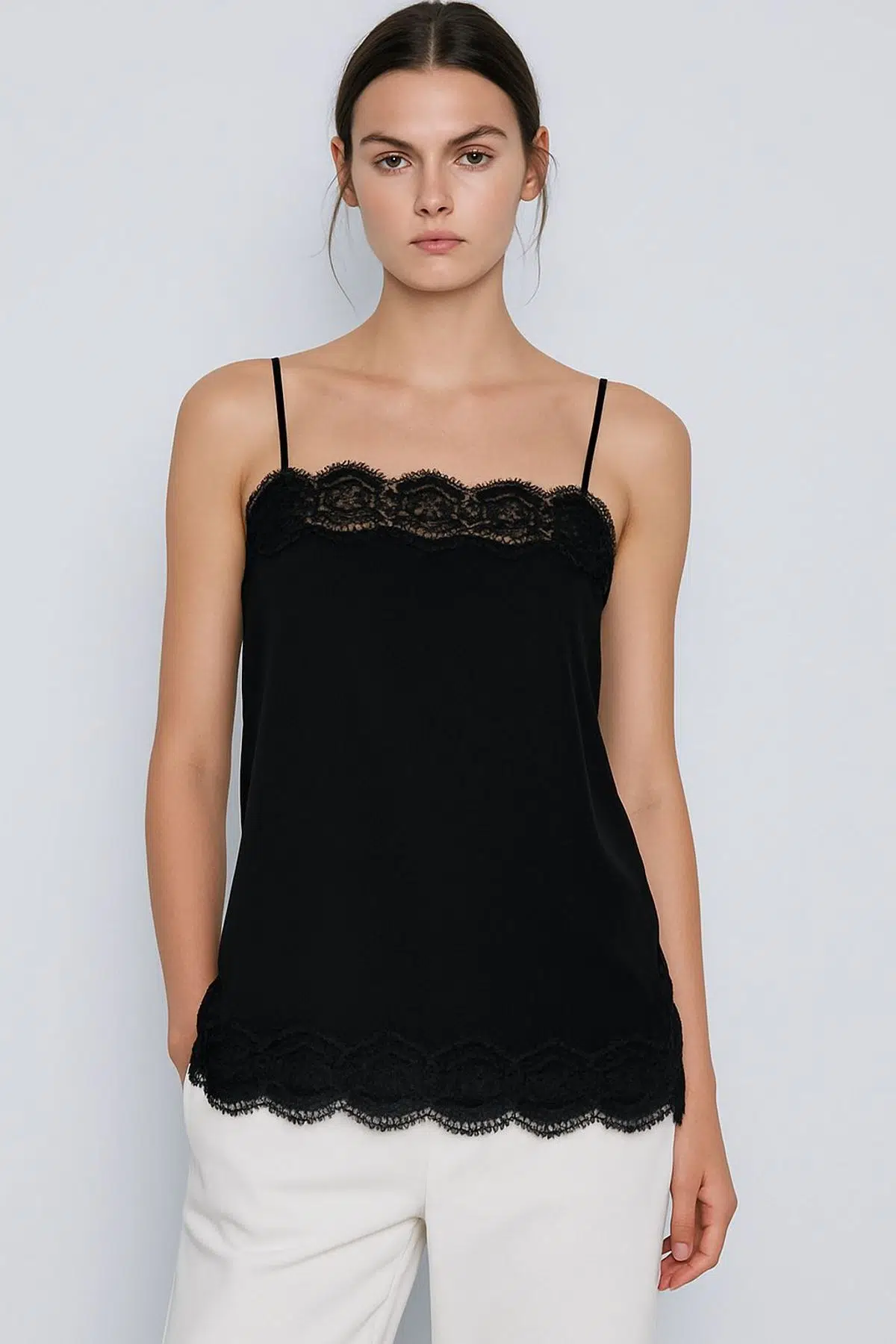 Dantel detaylı askılı yırtmaçlı bluz - SİYAH